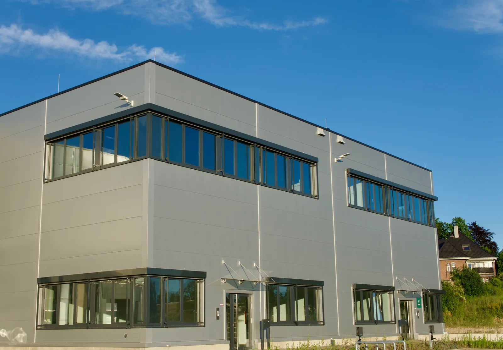 Außenansicht des Virkas-Lager- und Bürogebäudes in Hannover unter blauem Himmel